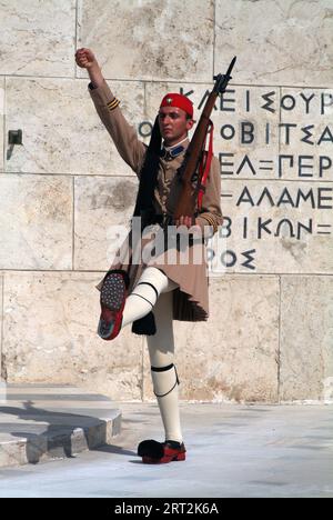 Wachposten der 24-Stunden-Ehrenwache der Elite-Infanterie, die sich jede Stunde vor dem Grab des unbekannten Soliders, Syntagma-Platz, Athen, Griechenland, 2003, ändert. Stockfoto