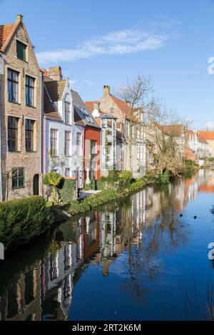 BRÜGGE, BELGIEN - 19. FEBRUAR 2016: Blick auf die Gebäude entlang des Speelmansrei und augustijnenrei Kanals in Brügge Belgien während des Tages im Winter. Stockfoto