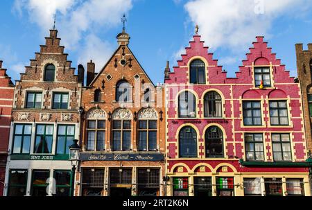 BRÜGGE, BELGIEN - 19. FEBRUAR 2016: Außenansicht der farbenfrohen Gebäude am Grote Markt in Brügge während des Tages. Stockfoto