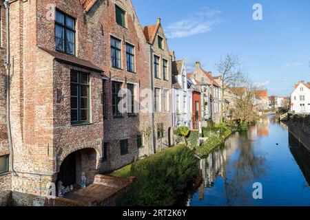 BRÜGGE, BELGIEN - 19. FEBRUAR 2016: Blick auf die Gebäude entlang des Speelmansrei und augustijnenrei Kanals in Brügge Belgien während des Tages im Winter. Stockfoto