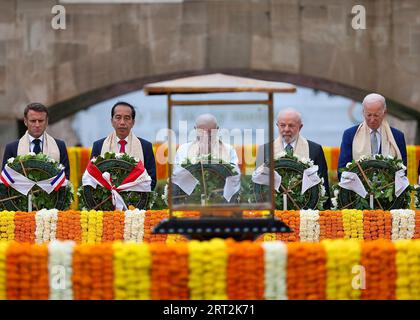 New Delhi, Indien. September 2023. Der indische Premierminister Narendra Modi, Mitte, führt die G20-Führer bei der Ehrerbietung am 10. September 2023 im Samadhi von Mahatma Gandhi in Rajghat in Neu-Delhi, Indien. Von links: Der französische Präsident Emmanuel Macron, der indonesische Präsident Joko Widodo, der indische Premierminister Narendra Modi, der brasilianische Präsident Lula da Silva und der US-Präsident Joe Biden. Quelle: PIB/Presseinformationsbüro/Alamy Live News Stockfoto