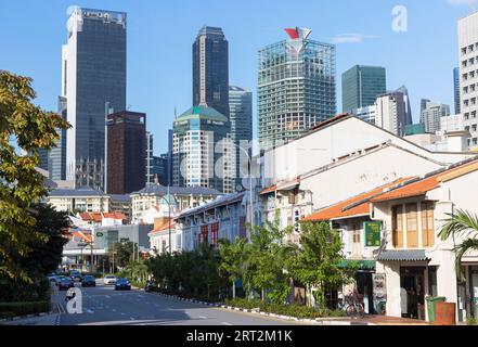 Traditionelle Peranakan Shophouses und Wolkenkratzer, Tanjong Pagar, Singapur Stockfoto