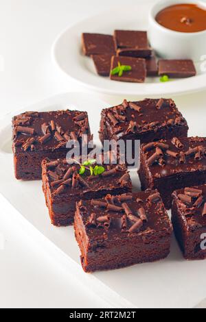 Köstliche Schokoladen-Brownies mit Minze auf weißem Hintergrund. Süßes Kuchenkonzept. Stockfoto