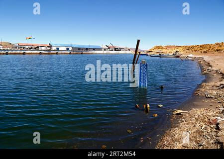 Puerto Guaqui, Titicacasee, BOLIVIEN; 9. September 2023: Ein Wasserstandsmesser am Hafen von Guaqui im südlichen Teil des inneren Sees / Huiñay Marka (der kleinere Teil des Titicacasees) mit einem Messwert von fast 30. In der normalen Trockenzeit liegt der Messwert näher bei 60. Im Hintergrund können Sie auch die Ebenen Linien auf dem Dock der Marinebasis sehen. Die Wasserstände im Titicacasee nähern sich dem Rekordtief von 1996, dem niedrigsten seit der Aufnahme von Aufzeichnungen durch den bolivianischen Wetterdienst (Senhami) im Jahr 1974. Stockfoto