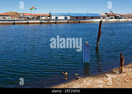 Puerto Guaqui, Titicacasee, BOLIVIEN; 9. September 2023: Ein Wasserstandsmesser am Hafen von Guaqui im südlichen Teil des inneren Sees / Huiñay Marka (der kleinere Teil des Titicacasees) mit einem Messwert von fast 30. In der normalen Trockenzeit liegt der Messwert näher bei 60. Im Hintergrund können Sie auch die Ebenen Linien auf dem Dock der Marinebasis sehen. Die Wasserstände im Titicacasee nähern sich dem Rekordtief von 1996, dem niedrigsten seit der Aufnahme von Aufzeichnungen durch den bolivianischen Wetterdienst (Senhami) im Jahr 1974. Stockfoto