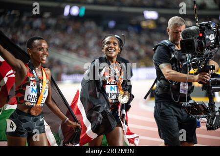 Faith Kipyegon und Beatrice Chebet feiern bei den Leichtathletik-Weltmeisterschaften in Budapest die Hermedal mit der Flagge ihres Landes auf den 5000 Metern Stockfoto