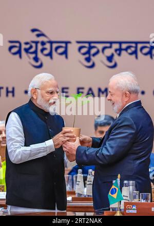 New Delhi, Indien. September 2023. Der brasilianische Präsident Luiz Inacio Lula da Silva, rechts, präsentiert dem indischen Premierminister Narendra Modi, links, während des G20-Gipfels im Bharat Mandapam Convention Center, 10. September 2023 in Neu-Delhi, Indien, einen Baumspitz. Die symbolische Geste steht für den Baum des Übergangs, der den offiziellen Übergang der G20-Präsidentschaft nach Brasilien kennzeichnet. Dank: Ricardo Stuckert/Präsident Brasilien/Alamy Live News Stockfoto