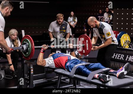 Düsseldorf, Deutschland. September 2023. Ein Konkurrent aus den USA, gelähmt von der Hüfte nach unten, machte bei den 6. Invictus Games in Düsseldorf die Bankpresse. Der Paralympische Wettkampf für kriegsbehinderte Athleten besucht Deutschland zum ersten Mal. Quelle: Christoph Reichwein/dpa/Alamy Live News Stockfoto