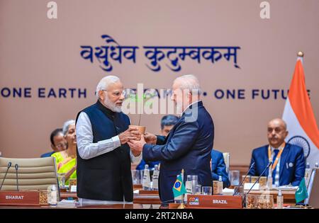 New Delhi, Indien. September 2023. Der brasilianische Präsident Luiz Inacio Lula da Silva, rechts, präsentiert dem indischen Premierminister Narendra Modi, links, während des G20-Gipfels im Bharat Mandapam Convention Center, 10. September 2023 in Neu-Delhi, Indien, einen Baumspitz. Die symbolische Geste steht für den Baum des Übergangs, der den offiziellen Übergang der G20-Präsidentschaft nach Brasilien kennzeichnet. Dank: Ricardo Stuckert/Präsident Brasilien/Alamy Live News Stockfoto