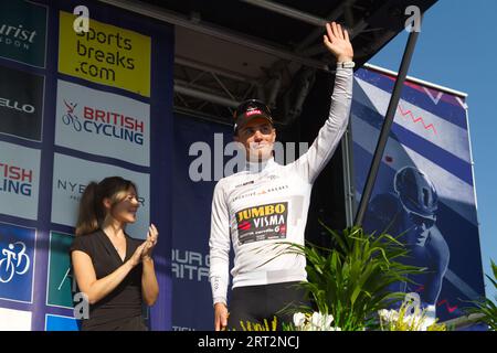 Tour durch Großbritannien mit dem Radweg 5 in Felixstowe 2023. Jumbo Visma-Fahrer Olav Kooij trägt das beste Trikot für junge Fahrer nach dem Rennen. Stockfoto