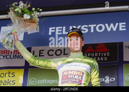 Tour durch Großbritannien mit dem Radweg 5 in Felixstowe 2023. Jumbo Visma-Fahrer Olav Kooij beendet die Bühne und führt die Punktetabelle an. Stockfoto