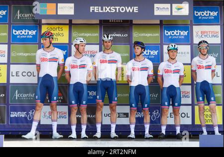 Tour durch Großbritannien mit dem Radweg 5 in Felixstowe 2023. Das britische Team auf dem Podium wird vor dem Rennen der Menge vorgestellt. Stockfoto