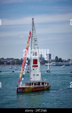 Das Qingdao Clipper Yacht Team verlässt Portsmouth zum Around the World Race 2023 Stockfoto