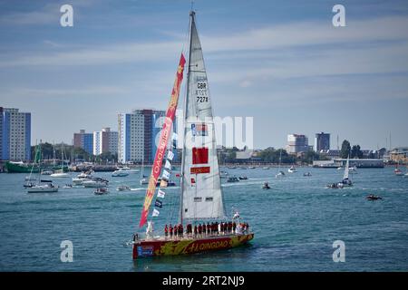 Das Qingdao Clipper Yacht Team verlässt Portsmouth zum Around the World Race 2023 Stockfoto