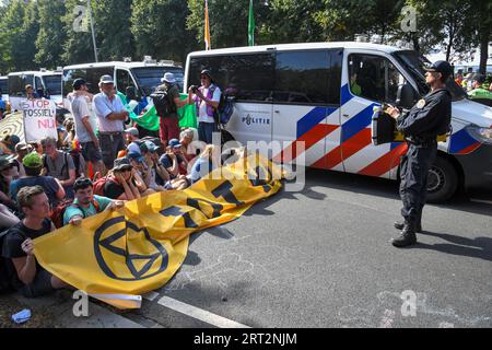 Den Haag, Niederlande, 10. september 2023. Aktivisten der Extinction Rebellion protestierten, indem sie die Autobahn A12 erneut blockierten. Ein Watercannon wurde benutzt und die Polizei entfernte und verhaftete Hunderte von Menschen.die Demonstranten wollen jeden Tag zurückkehren, um die Straße zu blockieren.Credit:Pmvfoto/Alamy Live News Stockfoto