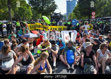 Den Haag, Niederlande, 10. september 2023. Aktivisten der Extinction Rebellion protestierten, indem sie die Autobahn A12 erneut blockierten. Ein Watercannon wurde benutzt und die Polizei entfernte und verhaftete Hunderte von Menschen.die Demonstranten wollen jeden Tag zurückkehren, um die Straße zu blockieren.Credit:Pmvfoto/Alamy Live News Stockfoto