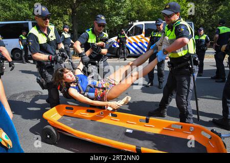 Den Haag, Niederlande, 10. september 2023. Aktivisten der Extinction Rebellion protestierten, indem sie die Autobahn A12 erneut blockierten. Ein Watercannon wurde benutzt und die Polizei entfernte und verhaftete Hunderte von Menschen.die Demonstranten wollen jeden Tag zurückkehren, um die Straße zu blockieren.Credit:Pmvfoto/Alamy Live News Stockfoto