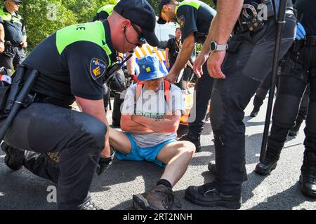 Den Haag, Niederlande, 10. september 2023. Aktivisten der Extinction Rebellion protestierten, indem sie die Autobahn A12 erneut blockierten. Ein Watercannon wurde benutzt und die Polizei entfernte und verhaftete Hunderte von Menschen.die Demonstranten wollen jeden Tag zurückkehren, um die Straße zu blockieren.Credit:Pmvfoto/Alamy Live News Stockfoto