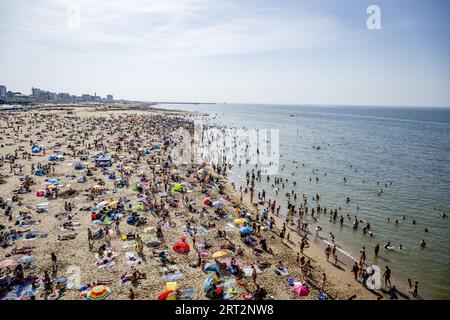 SCHEVENINGEN - Strandurlauber möchten sich am Meer abkühlen. Im September wurden bereits mehrere Datumsheizrekorde mit tropischen Temperaturen gebrochen. Mit einer Temperatur von 28,4 Grad in de Bilt war der letzte Samstag der wärmste 9. September seit Beginn des letzten Jahrhunderts. ANP ROBIN UTRECHT niederlande aus - belgien aus Stockfoto