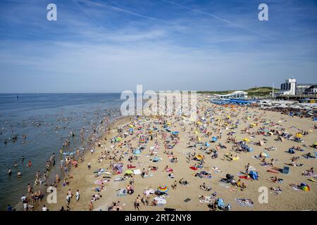 SCHEVENINGEN - Strandurlauber möchten sich am Meer abkühlen. Im September wurden bereits mehrere Datumsheizrekorde mit tropischen Temperaturen gebrochen. Mit einer Temperatur von 28,4 Grad in de Bilt war der letzte Samstag der wärmste 9. September seit Beginn des letzten Jahrhunderts. ANP ROBIN UTRECHT niederlande aus - belgien aus Stockfoto