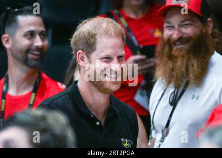 Düsseldorf, Deutschland. September 2023. Prinz Harry, der Herzog von Sussex beobachtet Neuseeland gegen Kanada im Rollstuhl-Rugby und plaudert mit eingeladenen und Zuschauern. Die Invictus Games 2023 Tag 1 der Wettbewerbe. Das Motto der Invictus Games Düsseldorf ist „Ein Zuhause für Respekt“, das den Geist der Spiele prägt. In diesem Jahr nehmen 21 Nationen an den Spielen Teil. Quelle: Imageplotter/Alamy Live News Stockfoto