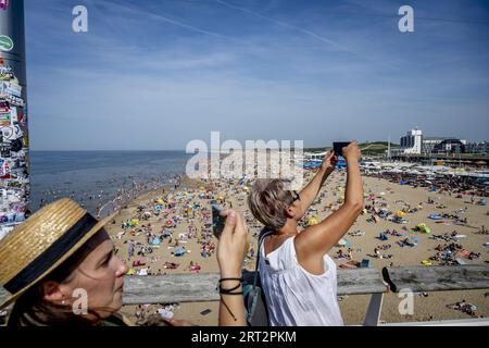 SCHEVENINGEN - Strandurlauber möchten sich am Meer abkühlen. Im September wurden bereits mehrere Datumsheizrekorde mit tropischen Temperaturen gebrochen. Mit einer Temperatur von 28,4 Grad in de Bilt war der letzte Samstag der wärmste 9. September seit Beginn des letzten Jahrhunderts. ANP ROBIN UTRECHT niederlande aus - belgien aus Stockfoto