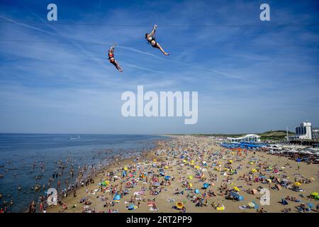 SCHEVENINGEN - Strandurlauber möchten sich am Meer abkühlen. Im September wurden bereits mehrere Datumsheizrekorde mit tropischen Temperaturen gebrochen. Mit einer Temperatur von 28,4 Grad in de Bilt war der letzte Samstag der wärmste 9. September seit Beginn des letzten Jahrhunderts. ANP ROBIN UTRECHT niederlande aus - belgien aus Stockfoto