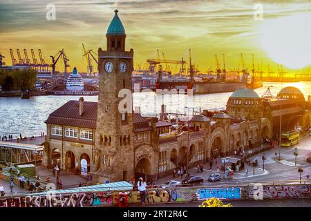 Sonnenuntergang im Landungsbruecken in Hamburg. Sonnenuntergang über der St. Pauli Piers oder Landungsbruecken im Hamburger Hafen Stockfoto