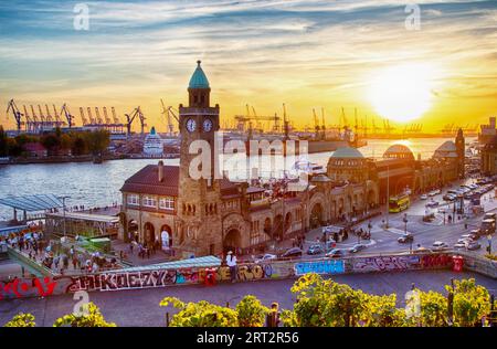 Sonnenuntergang im Landungsbruecken in Hamburg. Sonnenuntergang über der St. Pauli Piers oder Landungsbruecken im Hamburger Hafen Stockfoto