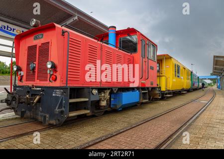 Inselbahn im Bahnhof am Hafen von Borkum, Ostfriesland, Deutschland Stockfoto