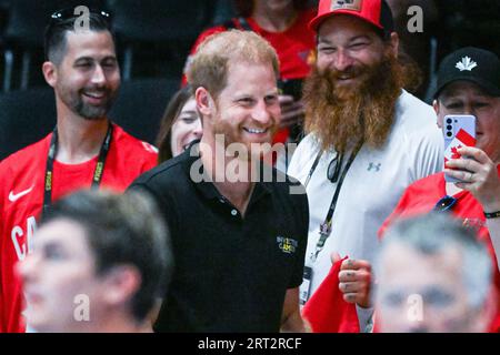 Düsseldorf, Deutschland. September 2023. Prinz Harry, der Herzog von Sussex beobachtet Neuseeland gegen Kanada im Rollstuhl-Rugby und plaudert mit eingeladenen und Zuschauern. Die Invictus Games 2023 Tag 1 der Wettbewerbe. Das Motto der Invictus Games Düsseldorf ist „Ein Zuhause für Respekt“, das den Geist der Spiele prägt. In diesem Jahr nehmen 21 Nationen an den Spielen Teil. Quelle: Imageplotter/Alamy Live News Stockfoto