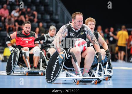 Düsseldorf, Deutschland. September 2023. Prinz Harry, der Herzog von Sussex beobachtet Neuseeland gegen Kanada im Rollstuhl-Rugby und plaudert mit eingeladenen und Zuschauern. Die Invictus Games 2023 Tag 1 der Wettbewerbe. Das Motto der Invictus Games Düsseldorf ist „Ein Zuhause für Respekt“, das den Geist der Spiele prägt. In diesem Jahr nehmen 21 Nationen an den Spielen Teil. Quelle: Imageplotter/Alamy Live News Stockfoto