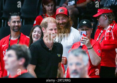 Düsseldorf, Deutschland. September 2023. Prinz Harry, der Herzog von Sussex beobachtet Neuseeland gegen Kanada im Rollstuhl-Rugby und plaudert mit eingeladenen und Zuschauern. Die Invictus Games 2023 Tag 1 der Wettbewerbe. Das Motto der Invictus Games Düsseldorf ist „Ein Zuhause für Respekt“, das den Geist der Spiele prägt. In diesem Jahr nehmen 21 Nationen an den Spielen Teil. Quelle: Imageplotter/Alamy Live News Stockfoto