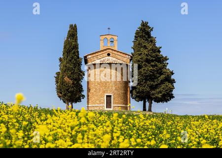 Die berühmte Kapelle Cappella della Madonna di Vitaleta im Frühjahr in Val d Orcia, Toskana, Italien Stockfoto