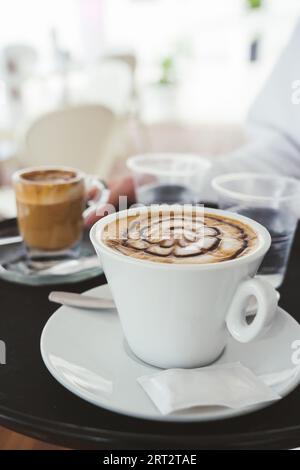 Unerkennbare Kellnerin, die ein Frühstückstablett in einem Café hält Stockfoto