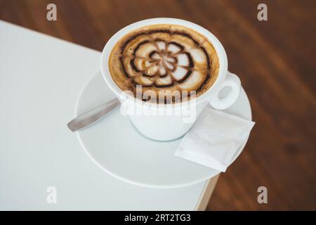 Schöne Textur von Latte Art auf heißem Latte Kaffee. Kunst eines professionellen Barista-Künstlers Stockfoto