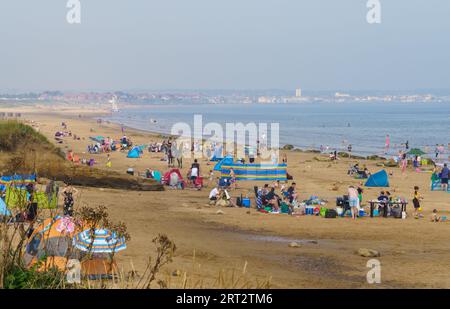 Fraisthorpe Beach, East Yorkshire, 10. September 2023. Die niedrigeren Temperaturen haben die Strandbesucher heute nicht abgeschreckt. Temperaturen von 20 bis 22 °C mit einer leichten Brise. Die höchste Flut war um 49, aber ein Großteil des Strandes ist für Sonnenanbeter verfügbar. BRIDLINGTON Beach im Hintergrund sichtbar.Bridget Catterall AlamyLiveNews. Stockfoto