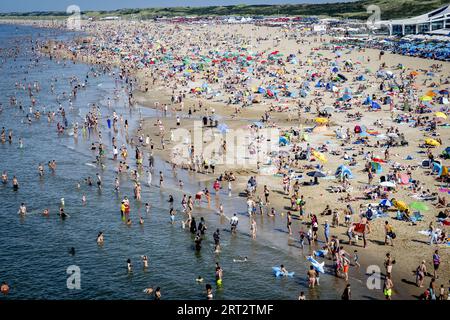 SCHEVENINGEN - Strandurlauber möchten sich am Meer abkühlen. Im September wurden bereits mehrere Datumsheizrekorde mit tropischen Temperaturen gebrochen. Mit einer Temperatur von 28,4 Grad in de Bilt war der letzte Samstag der wärmste 9. September seit Beginn des letzten Jahrhunderts. ANP ROBIN UTRECHT niederlande aus - belgien aus Stockfoto