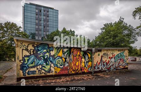 Graffiti auf den alten Garagen Stockfoto