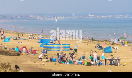 Fraisthorpe Beach, East Yorkshire, 10. September 2023. Die niedrigeren Temperaturen haben die Strandbesucher heute nicht abgeschreckt. Temperaturen von 20 bis 22 °C mit einer leichten Brise. Die höchste Flut war um 49, aber ein Großteil des Strandes ist für Sonnenanbeter verfügbar. BRIDLINGTON Beach im Hintergrund sichtbar. Bridget Catterall AlamyLiveNews. Stockfoto