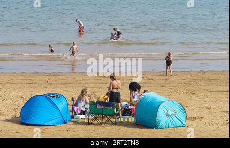 Fraisthorpe Beach, East Yorkshire, 10. September 2023. Die niedrigeren Temperaturen haben die Strandbesucher heute nicht abgeschreckt. Temperaturen von 20 bis 22 °C mit einer leichten Brise. Die höchste Flut war um 49, aber ein Großteil des Strandes ist für Sonnenanbeter verfügbar. Bridget Catterall AlamyLiveNews. Stockfoto