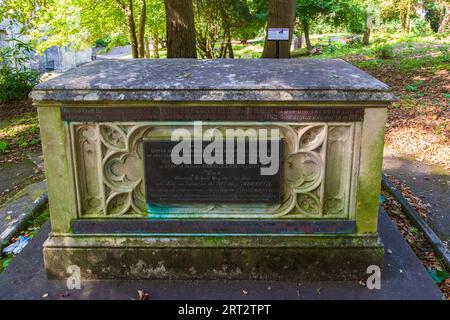 Bournemouth, Großbritannien - 3. September 2023: Lewis Tregonwell Vault auf dem Friedhof der St. Peter's Church. Stockfoto