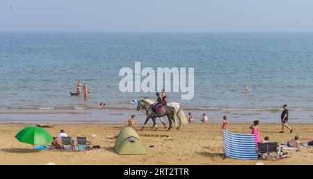 Fraisthorpe Beach, East Yorkshire, 10. September 2023. Die niedrigeren Temperaturen haben die Strandbesucher heute nicht abgeschreckt. Temperaturen von 20 bis 22 °C mit einer leichten Brise. Die höchste Flut war um 49, aber ein Großteil des Strandes ist für Sonnenanbeter verfügbar. Bridget Catterall AlamyLiveNews. Stockfoto