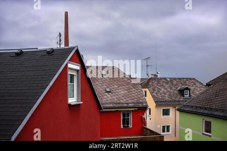 Der Schornstein hinter den Dächern der kleinen Stadt Stockfoto