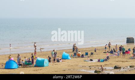 Fraisthorpe Beach, East Yorkshire, 10. September 2023. Die niedrigeren Temperaturen haben die Strandbesucher heute nicht abgeschreckt. Temperaturen von 20 bis 22 °C mit einer leichten Brise. Die höchste Flut war um 49, aber ein Großteil des Strandes ist für Sonnenanbeter verfügbar. Bridget Catterall AlamyLiveNews. Stockfoto