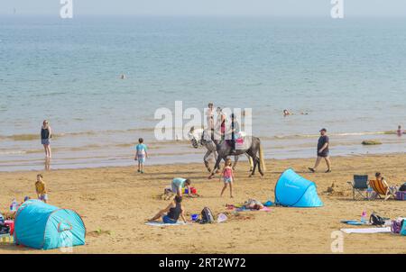 Fraisthorpe Beach, East Yorkshire, 10. September 2023. Die niedrigeren Temperaturen haben die Strandbesucher heute nicht abgeschreckt. Temperaturen von 20 bis 22 °C mit einer leichten Brise. Die höchste Flut war um 49, aber ein Großteil des Strandes ist für Sonnenanbeter verfügbar. Bridget Catterall AlamyLiveNews. Stockfoto