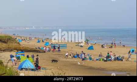 Fraisthorpe Beach, East Yorkshire, 10. September 2023. Die niedrigeren Temperaturen haben die Strandbesucher heute nicht abgeschreckt. Temperaturen von 20 bis 22 °C mit einer leichten Brise. Die höchste Flut war um 49, aber ein Großteil des Strandes ist für Sonnenanbeter verfügbar. BRIDLINGTON Beach im Hintergrund sichtbar. Bridget Catterall AlamyLiveNews. Stockfoto