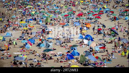 SCHEVENINGEN - Strandurlauber möchten sich am Meer abkühlen. Im September wurden bereits mehrere Datumsheizrekorde mit tropischen Temperaturen gebrochen. Mit einer Temperatur von 28,4 Grad in de Bilt war der letzte Samstag der wärmste 9. September seit Beginn des letzten Jahrhunderts. ANP ROBIN UTRECHT niederlande aus - belgien aus Stockfoto