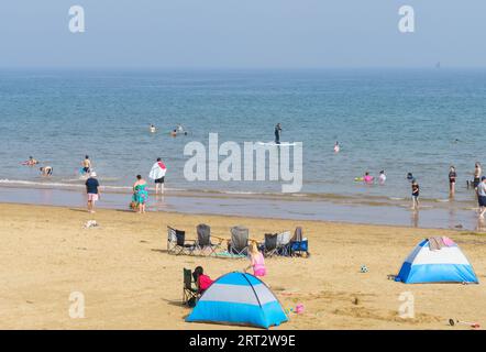 Fraisthorpe Beach, East Yorkshire, 10. September 2023. Die niedrigeren Temperaturen haben die Strandbesucher heute nicht abgeschreckt. Temperaturen von 20 bis 22 °C mit einer leichten Brise. Die höchste Flut war um 49, aber ein Großteil des Strandes ist für Sonnenanbeter verfügbar. Bridget Catterall AlamyLiveNews. Stockfoto