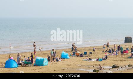 Fraisthorpe Beach, East Yorkshire, 10. September 2023. Die niedrigeren Temperaturen haben die Strandbesucher heute nicht abgeschreckt. Temperaturen von 20 bis 22 °C mit einer leichten Brise. Die höchste Flut war um 49, aber ein Großteil des Strandes ist für Sonnenanbeter verfügbar. Bridget Catterall AlamyLiveNews. Stockfoto